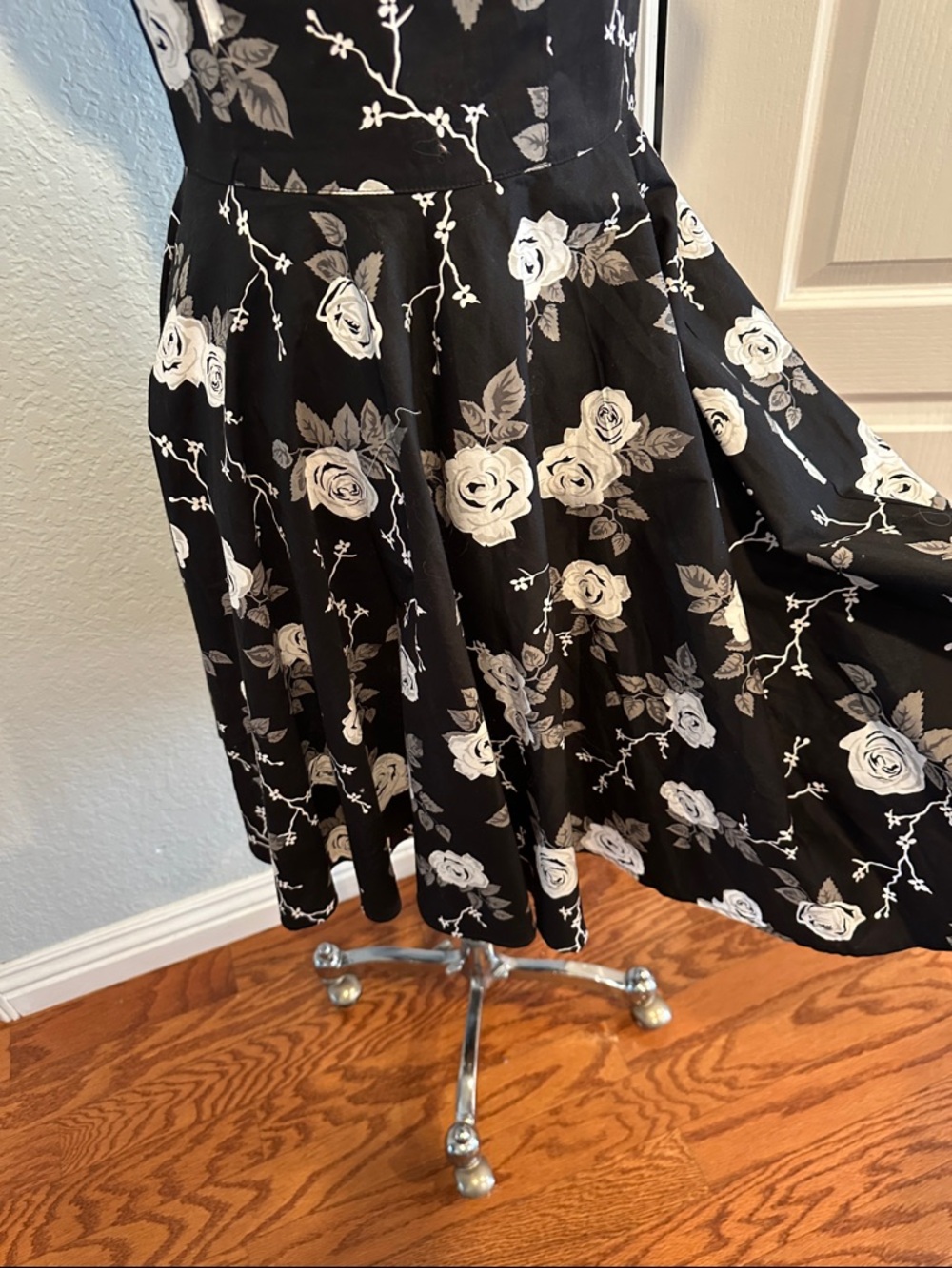 Hell Bunny Sz S Vixen Black and White Rose Print Sweetheart Mini Dress • NWT! - Picture 5 of 14